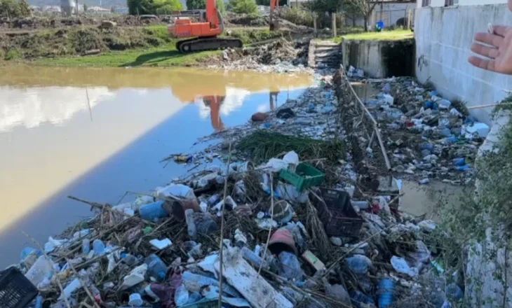 Houses covered by mud and stones after heavy rains in Vlora, residents look for support