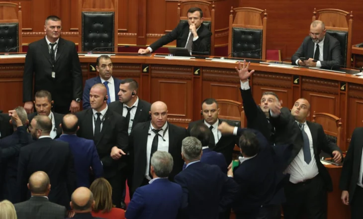 “Kjo mazhoranca na do të shkrirë, por i kanë bërë llogaritë gabim”- U përjashtuan me 40 ditë, reagon deputeti i PD: Nuk trembemi, do vazhdojmë betejën në Parlament dhe në shesh