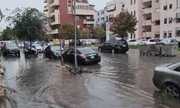 “Ku janë Emergjencat Civile zonja kryetare e Bashkisë?”- Jola Hysaj nge alarmin për situatën e përmbytjeve në Durrës: Të presim që Erzeni të dalë nga shtrati?!