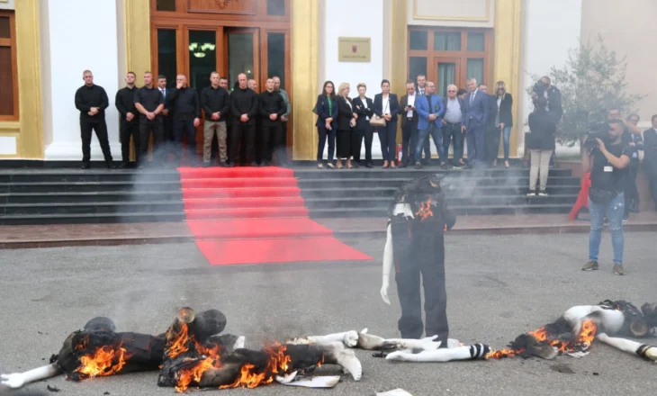 Kuvendi në kaos/ Çfarë ndodhi brenda dhe jashtë dyerve të Parlamentit! Opozita u përplas me Gardën dhe s’lejoi deputetët e PS-së të hynin në sallë! Zgjidhja, dera sekrete