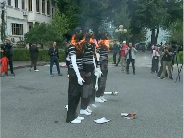 LAJM I FUNDIT/ Zjarr në oborrin e parlamentit, Flamur Noka djeg manekinet me portretin e eksponentëve të PS