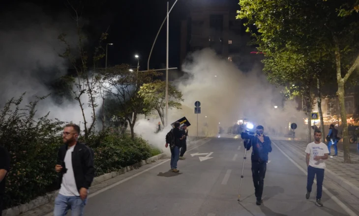 LIVE/ Protesta e opozitës, deputetët demokratë dhe protestuesit shkojnë te selia e PD-së