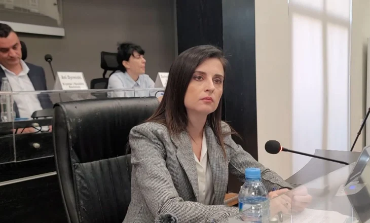 Mayor of Durrës increases her salary by 57%, as well as that of the administration and councilors