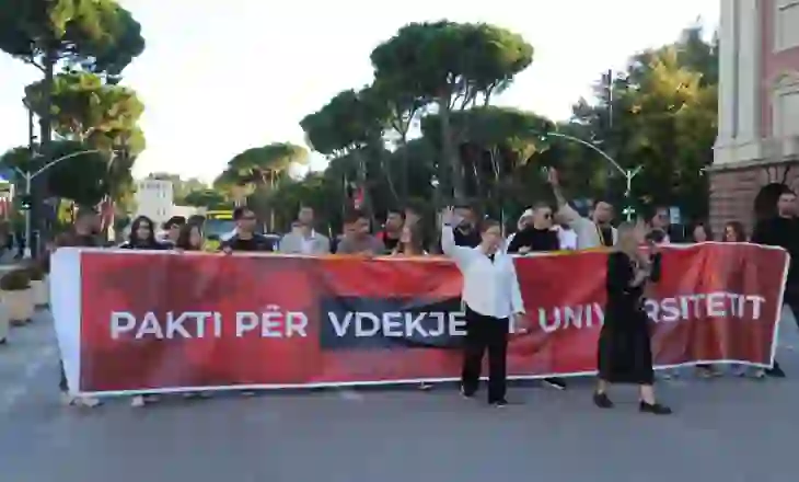 Mbërrijnë studentët para Kryeministrisë! Garda dhe forcat “Shqiponja” në bulevard