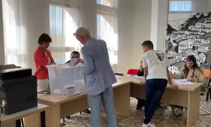 Me kuti dhe në qendër votimi, bullgarët e Shqipërisë votojnë për Parlamentin e Bullgarisë