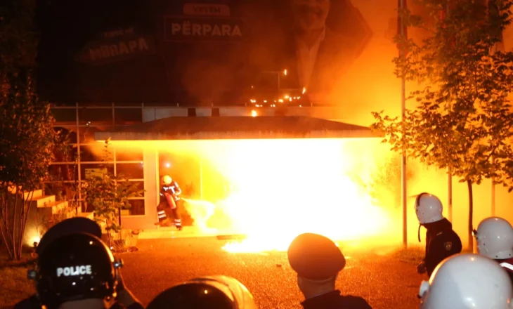 Opozita në mosbindje civile me flakadanë dhe molotovë mbi institucionet e qeverisë! Policia i shpërndau me gaz lotsjellës, çfarë ndodhi në protestë