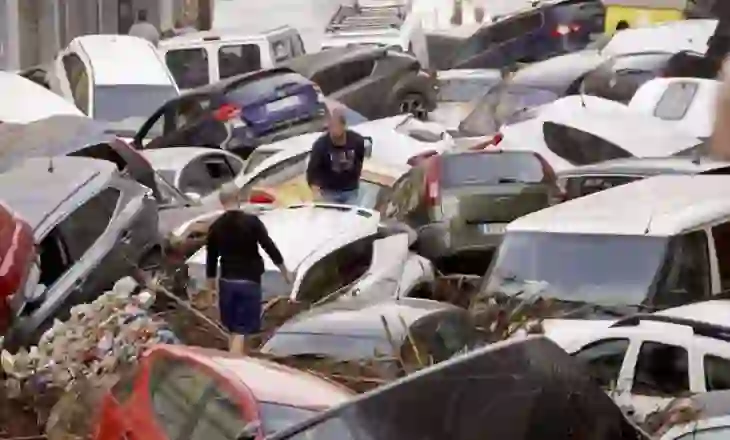 Përmbytje në Spanjë: Dhjetëra të vrarë; alarme të kuqe në Barcelonë dhe Valencia