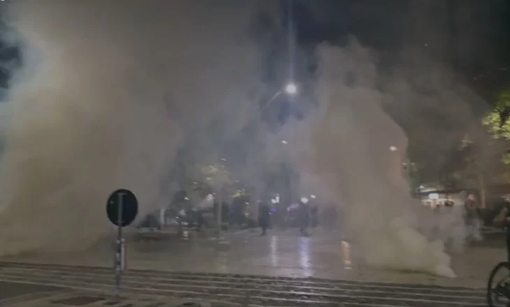 Policia shpërndan protestuesit me gaz lotsjellës, nuk i lejon t’i afrohen godinës së Parlamentit