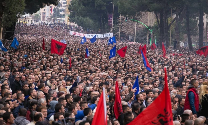 Protesta kombëtare e opozitës/ Qindra qytetarë nga Fieri e Kruja nisen drejt Tiranës për t’ju bashkuar tubimi në kryeqytet