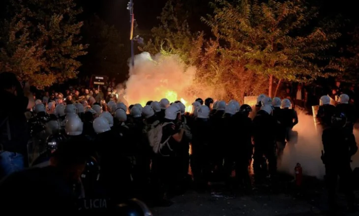 Protesta tek Bashkia, protestues të djegur dhe persona që u bie të fikët nga gazi lotsjellës dhe uji me piper