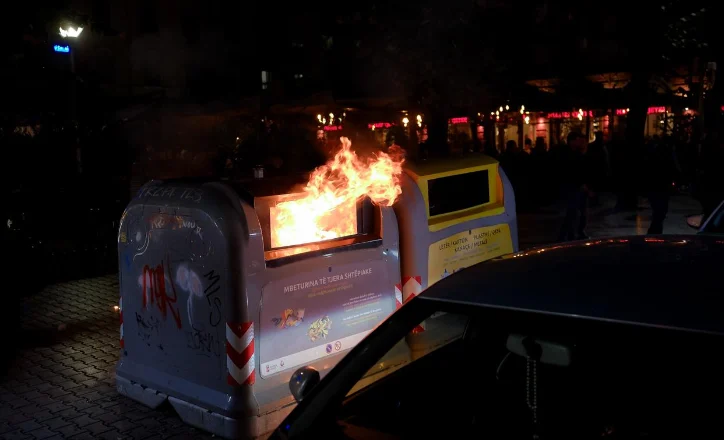 Protestuesit djegin stacionin e autobusit, i vihet flaka koshave të mbeturinave