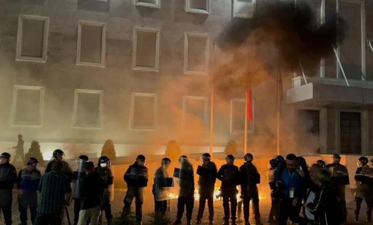 Protestuesit tentojnë të çajnë kordonin e policisë, i vendosin zjarrin pemës para kryeministrisë