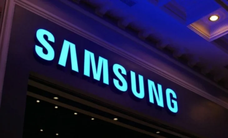 Samsung po përgatit një telefon që paloset trefish