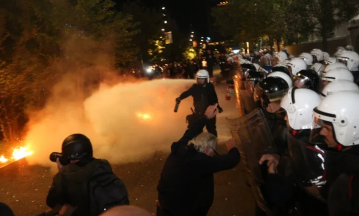 Several policemen injured and Molotov bottles towards the institutions at the march of the Albanian opposition in Tirana