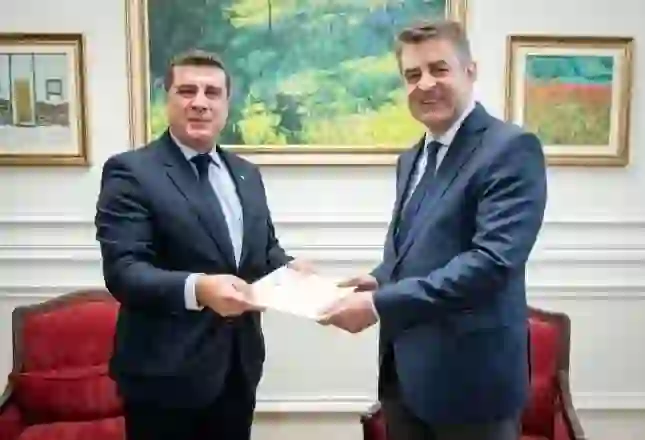 Shqipëria zyrtarisht me ambasadë në Ukrainë, Ernal Filo dorëzon letrat kredenciale