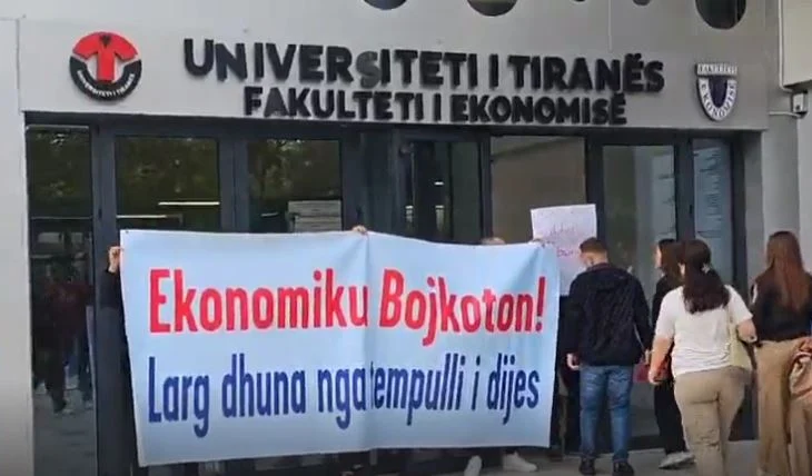 Studentët e fakultetit të Ekonomisë e nisin vitin e ri akademik me protestë