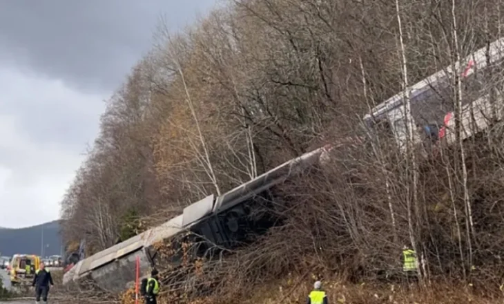 Treni doli nga shinat/ Humb jetën pasagjeri, disa të lënduar! Detaje nga aksidenti hekurudhor në Norvegji