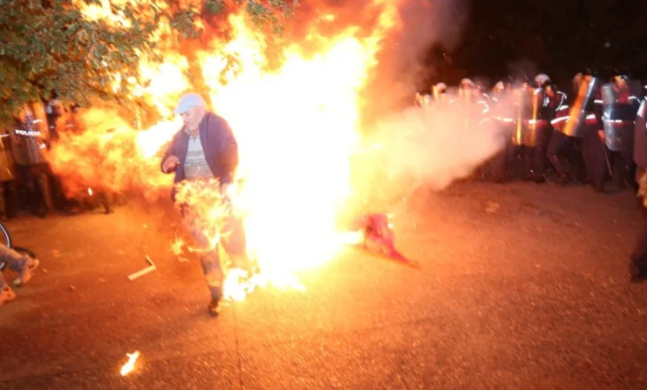 VIDEO – Aktorja rrëfen momentet dramatike në protestë: Policia i hodhi babait flakëhedhës, mund të kishte vdekur