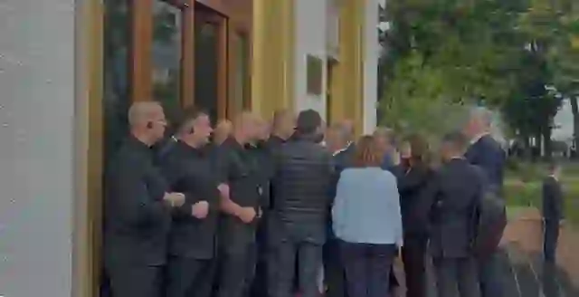 VIDEO: Bllokohet hyrja e Kuvendit, deputetët e opozitës përleshen me gardistët