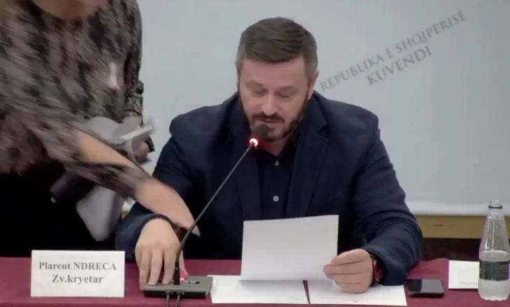 VIDEO/ “Kush je ti që…“- Përplasje në Komisionin Parlamentar, Vokshi hyn në sallë dhe i fik mikrofonin Ndrecës! Socialisti: Pse klith? Mos u sill si e fortë