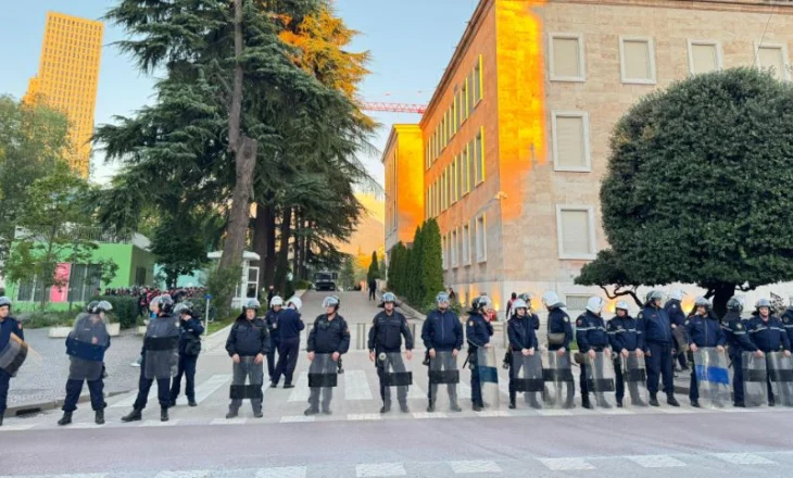 VIDEO/ Mosbindja civile e opozitës, forcat e policisë në gatishmëri, të pajisur me helmeta rrethojnë kryeministrinë