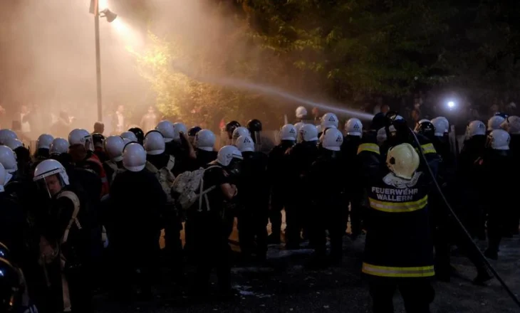 VIDEO/ Mosbindja civile e opozitës, momenti kur shpërthen bomba molotov, policia shpërndan me ujë protestuesit para bashkisë së Tiranës