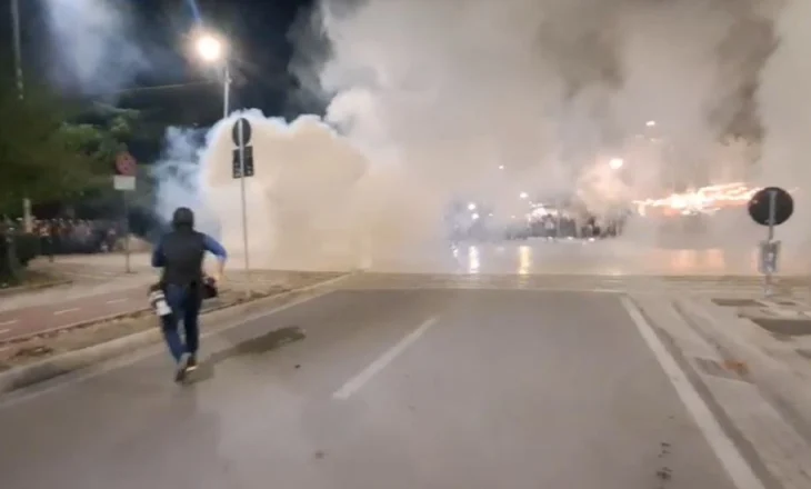 VIDEO/ Policia ndjek nga pas deputetët e PD dhe protestuesit, u hedh gaz lotsjellës ndërsa marshimi vijon