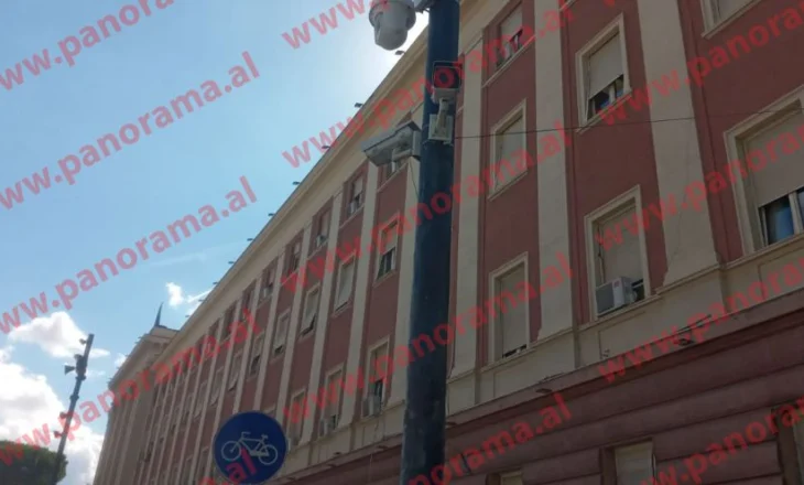 VIDEO/ Protesta e opozitës, shtyllat ku ndodhen kamerat e monitorimit lyhen me graso