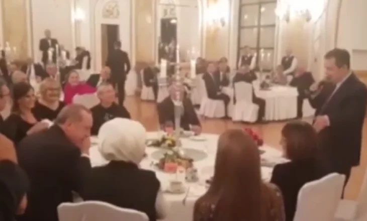 VIDEO/ Zv.kryeministri serb Daçiç i këndon Erdoganit ‘Osman Agën’, videoja bëhet virale në rrjet!