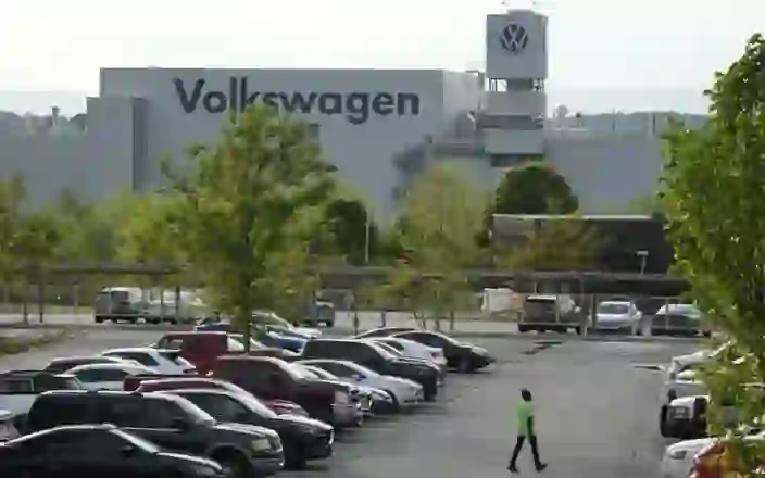 Volkswagen pritet të mbyllë tre fabrika në Gjermani dhe të ulë pagat