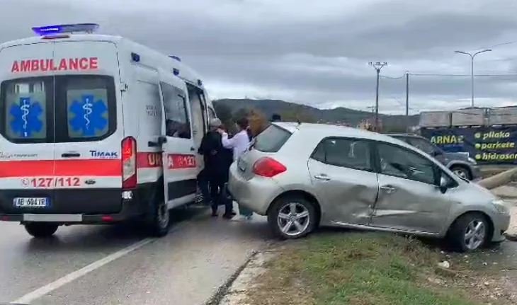 Aksident në aksin Berat-Dimal, makina përplaset me shtyllën e tensionit të lartë