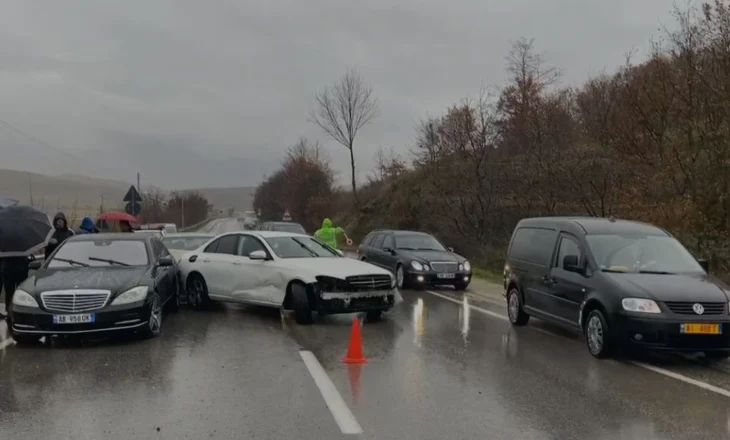 Aksident në aksin Pogradec-Korçë, 3 makina përplasen me njëra-tjetrën