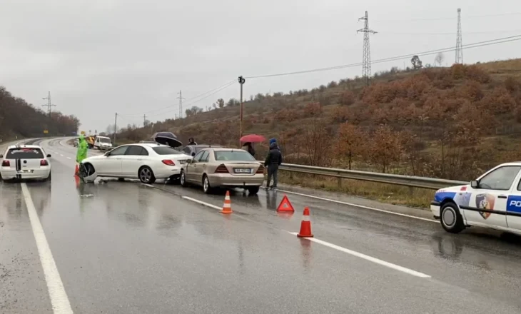 Aksident në aksin Pogradec-Korçë, përplasen tre makina me njëra-tjetrën