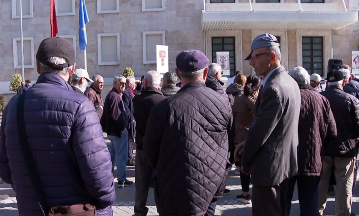 Albanian pensioners protest in front of the Prime Minister’s Office: You doubled your own salaries but impoverished us