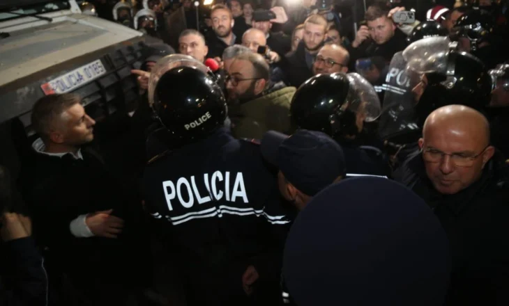 Bllokim rrugësh, molotov dhe përplasje me policinë; opozita mbyll protestën pas 3 orësh!