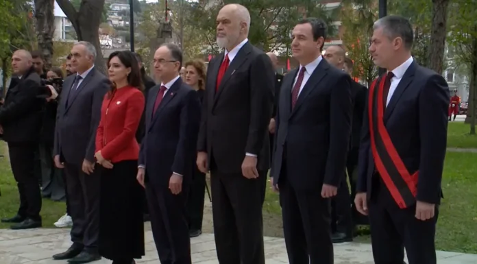 Ceremonia e ngritjes së Flamurit në Vlorë bën bashkë Ramën me Kurtin, mesazhi i nipit të Ismail Qemalit