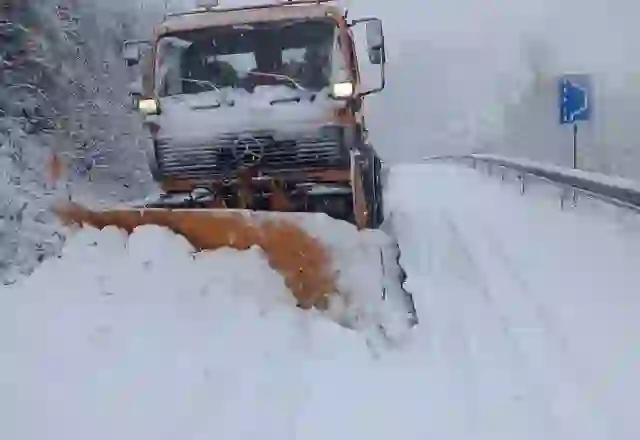 Dëbora bllokon disa zona në veri të vendit, njoftimi i ARRSH