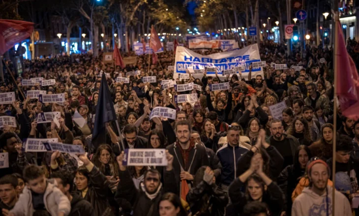 Dhjetëra mijëra protestojnë në Barcelonë për krizën e strehimit dhe qiratë e larta (fotot)