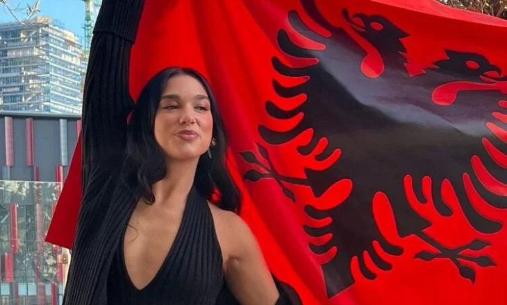 Dua Lipa uron Pavarësinë me vargjet e himnit kombëtar