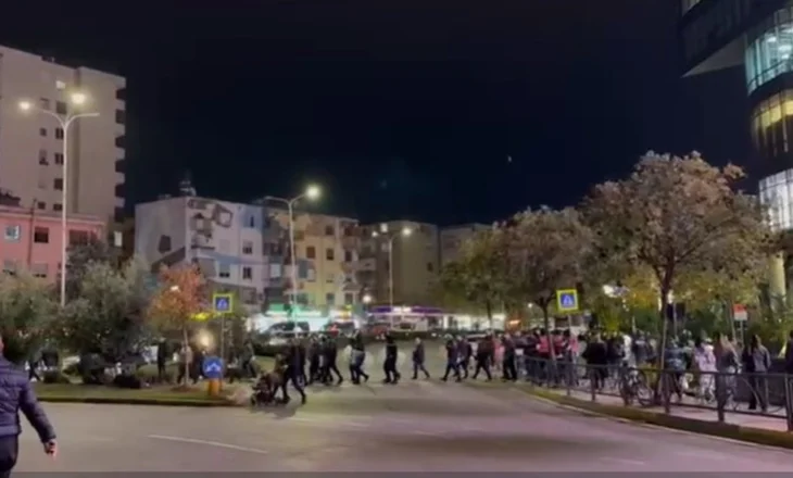 “E hapët rrugën fare kështu. Kot sa na thërrisni”, pakënaqësi edhe mes demokratëve për protestën (Video)