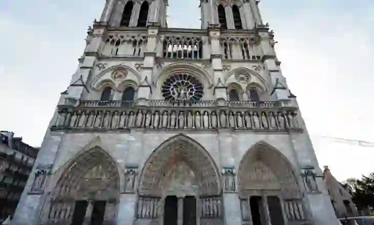 E rilindur nga “hiri” i saj, Notre-Dame de Paris hap dyert pas 5 vitesh