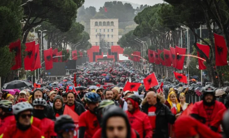 Festa për 112-vjetorin e Pavarësisë, Tirana pret mbi 10 mijë pjesëmarrës në “Paradën e shqiptarëve”! Aktivitetet e organizuara në kryeqytet, ja kur zhvillohet ceremonia e ngritjes së flamurit