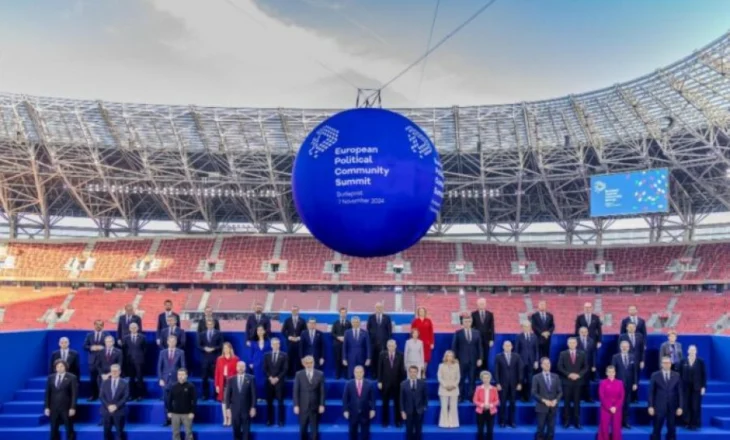 Foto familjare nga samiti i Budapestit/ 50 liderë europianë kërkojnë qëndrim më të fortë në fushën e mbrojtjes