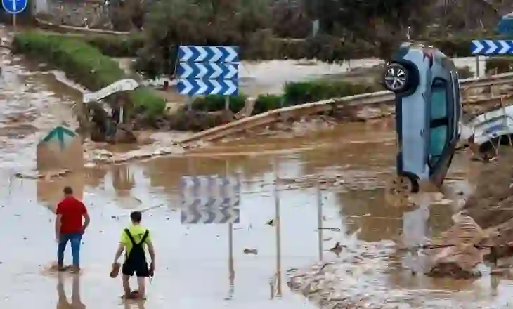 FOTO/ Imazhet satelitore, Valencia e mbuluar nga uji pas përmbytjeve katastrofike