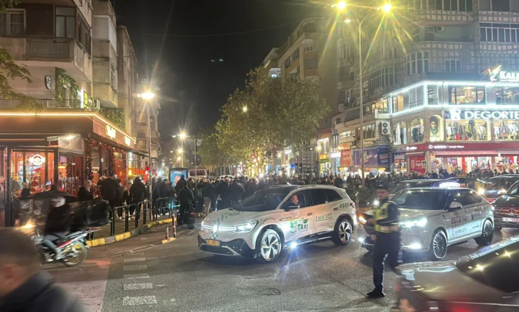 FOTO/ Opozita nis mosbindjen civile, bllokohen rrugët e Tiranës