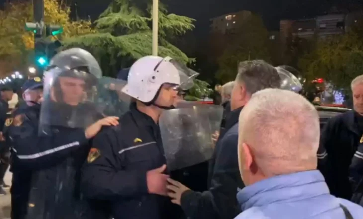 LAJM I FUNDIT! Protesta e opozitës, tensione mes qytetarëve dhe policëve