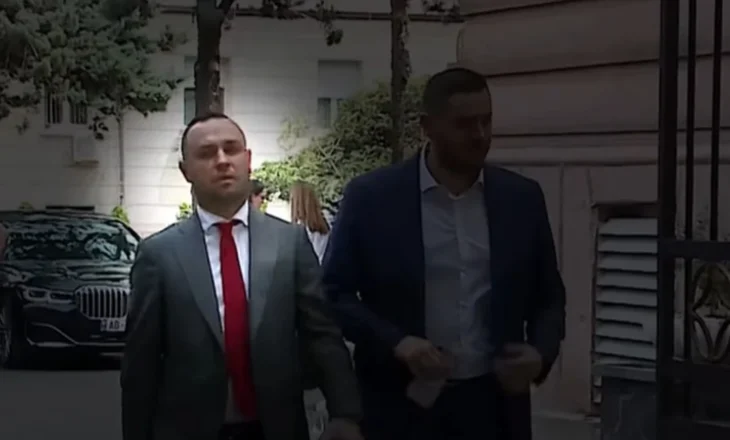 ‘Mos fol me njeri’, zbulohen bisedat e deputetit të PS Jurgis Çyrbja me Mond Çekiçin para se të ekzekutohej