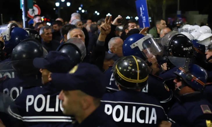 Mosbindje civile e opozitës dhe përplasja me policinë, raportohet për mbi 35 persona të shoqëruar në komisariat