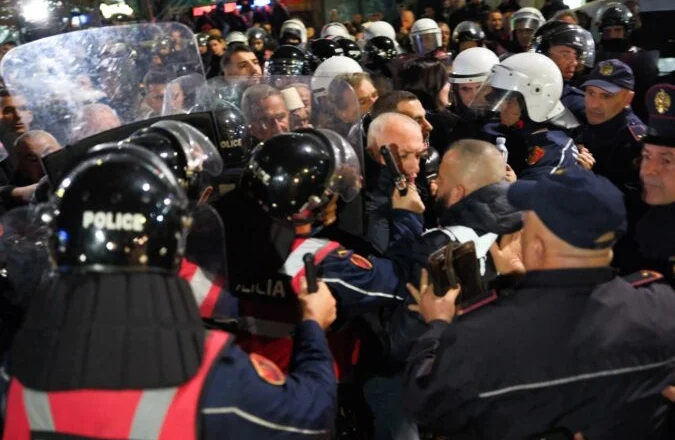 “Na lini të protestojmë”! Qytetarët përplasen me efektivët te Pallati me Shigjeta