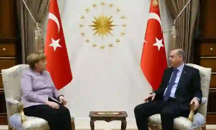 Nga karriget e arta te sjellja prej autoritari, Merkel rrëfen prapaskenat e takimeve me Erdogan: Karakteristika tipike e tij për të përfituar nga gjithçka